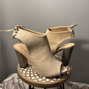 NWOT Chase & Chloe Marcy Beige Peep-Toe Size 7.5